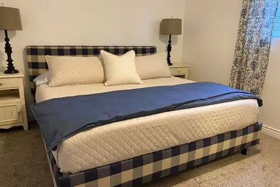 Image de Your Cozy Getaway: Near It All - Waffles too!