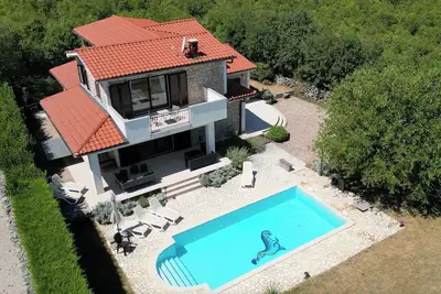 Image de Villa Isa (5*) : Maison pierre, piscine chauffée, jacuzzi, sauna, vue 180 degré.