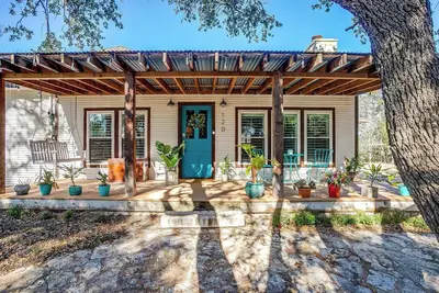 Image de Peaceful Lakehouse with additional cabana sleeps 10, kayaks & huge dock.