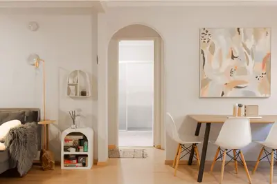 Image de Villa Moldavia: Lovingly curated suburban green oasis by the City & beach