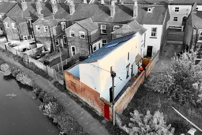 Image de Luxury canal-side cottage with cosy hot tub, walk away from Chester City Centre