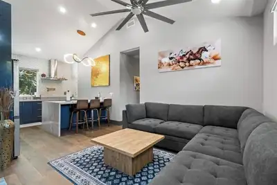 Image de Stylish & Modern Private Getaway in Fremont!