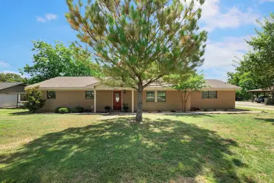 Image de 4 bedroom 3 bath house in Argyle proper and Argyle Isd. . 5 Acre lot, fenced yard