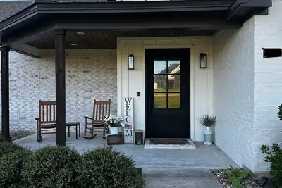 Image de Gorgeous Home on 1 acre just outside the city