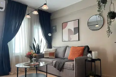 Image de Escape to your oasis - just 5 minutes from the airport! Comfort & Style await.