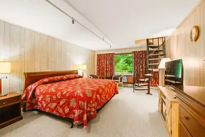 Image de Wildlife & Water | 3-Story Retreat w/ Spiral Staircase Charm