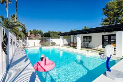 Image de Modern 3br Home w/ Heated Pool, Games & Parking