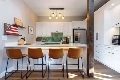 Image de Cozy Modern 2-Bedroom Condo Between Vail and Bc