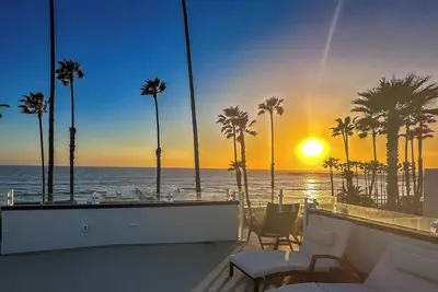 Image de Beachfront-5 Bedrooms-Rooftop Patio-Private Garage-\nOceanside Dolphin Villa