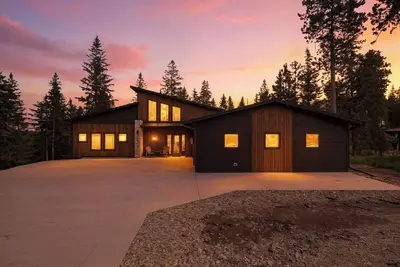 Image de Magnificent 5 bedroom with Theater Room, Ac, Hot Tub and Paved Roads