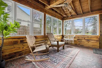 Image de Sports Bar + Work Center + 6 TVs + Fully Fenced Backyard