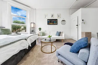 Image de Comfy & Modern Flat -15mins To City -Train Station