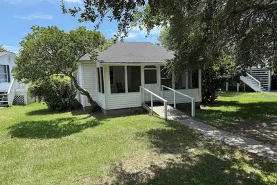 Image de Village Accomodations - Two Bedroom Cottage with a Queen and Two Doubles