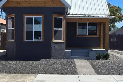 Image de This newly remodeled western-style home is in the heart of Pendleton, sleeps 5!