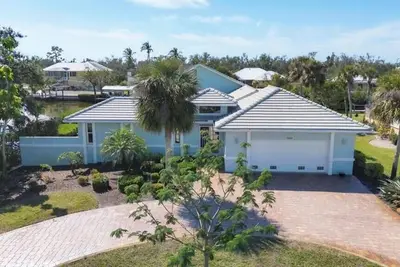 Image de Charming 3-bedroom home in Placida with a private pool and water views.