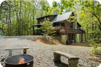 Image de Boujee Bear Lodge - A peaceful cabin getaway!