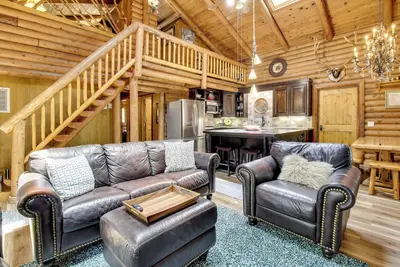 Image de 2 Mi to Show Low Lake: Log Cabin w/ Large Yard!