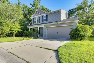 Image de Dog-Friendly Home w/ Pool Access Near Oak Island!