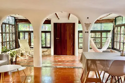 Image de Cozy apartment in tropical villa surrounded by trees. Oasis in the city!