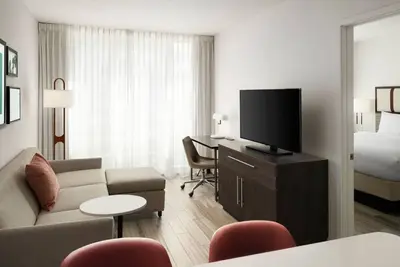 Image de Sunny Beach Getaway | Pool, Full Kitchen | Walk to Dining & Shopping