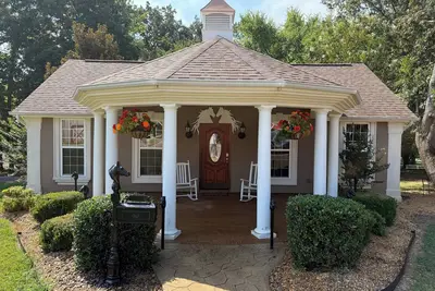 Image de Charming Cottage on 70 acre Horse Ranch, 14 miles from I-40, Carroll County, Tn