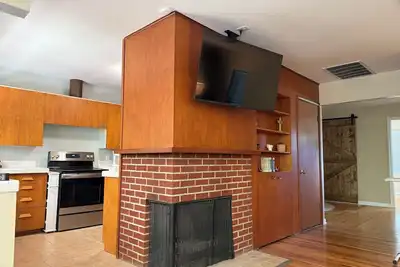 Image de Mid-Century Modern on University Ave – Take a walk to Osu! ! !