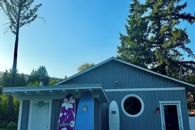 Image de Hotel California come chill by the salt water pool or walk min from the beach!