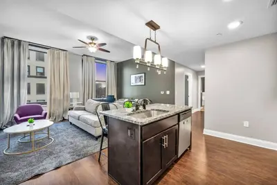 Image de Luxury Dt Stay | Historic Charm & Central!