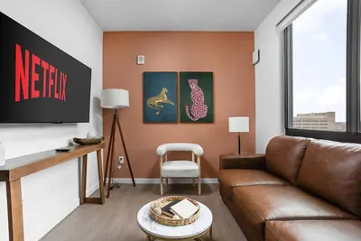 Image de Spacious Cat Tower Suite | Prime Downtown Location