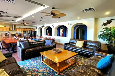 Image de Luxurious Lake Okanagan Mansion with Ballroom and Theatre