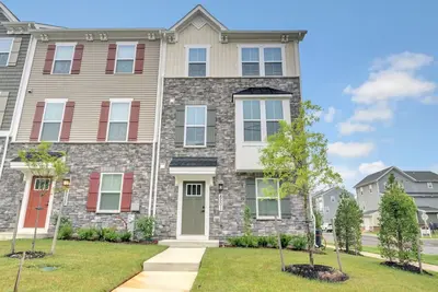 Image de Lovely, newly-built, 3-bedroom townhome with an office & 2-car garage in Lanham