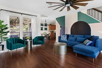 Image de Designer townhome Nw Austin, Domain-walk to Heb/Starbucks, coffee bar, fire pit!