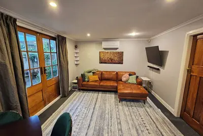 Image de Charming Cottage Retreat – Close to Hospital & Newtown Cafes, with Garage