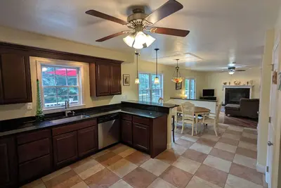 Image de Charming, family-sized house in private neighborhood. 5 mins drive to downtown!