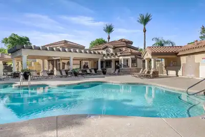 Image de Lovely 2 Bedroom Condo W/ Heated Pool!