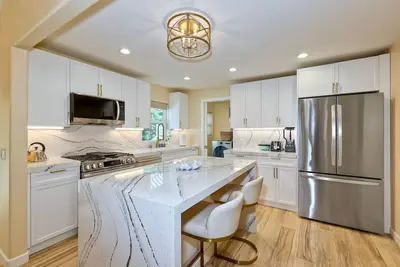 Image de Luxury 3br Oceanside Condo | A/C, Walk to Beach & Pier, Private Patio, Wfh Ready