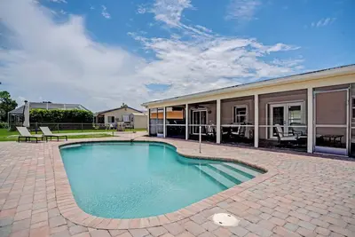 Image de Pool Oasis on Golf Course! + Huge Backyard & Games