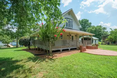 Image de Charming Lakefront Cottage with Beach & Pier