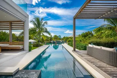 Image de Aqua Bliss Villa, Waterfront Getaway with Pool, Dock & Breathtaking Sunsets