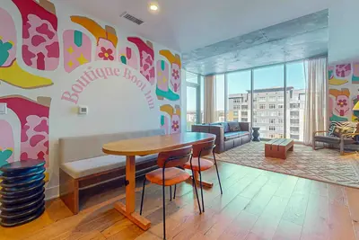 Image de Natiivo 12th flr condo with two balconies, full kitchen & rooftop pool, gym