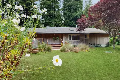 Image de Elegant, dog-friendly home among redwoods w/ large deck & incredible forest view