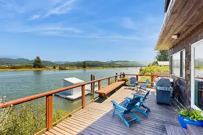 Image de Delightful Riverfront House with Deck, Gas Grill, Washer & Dryer