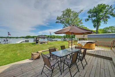 Image de Lakefront Warsaw Home w/ Private Dock + Golf Cart