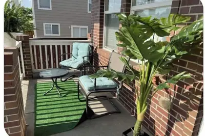 Image de Spacious 5-bedroom house in charming Aurora with Ac