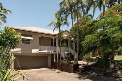 Image de Elegant Queenslander Home with Tropical Pool Area