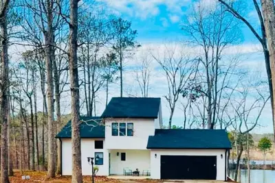 Image de Agam’s Oasis: Your Lakeside Serene Getaway\n\nCome relax in a slice of paradise.