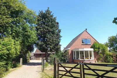 Image de Bright and comfortable house, large fenced yard, toys, hiking, wood stove!