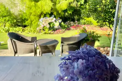 Image de Beautiful cottage nestled in a stunning garden.