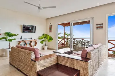 Image de Ocean View 3br Condo, Pool, Walk to Beach at Pájaro de Fuego | Casa Vista Ballena