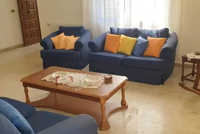 Image de Spacious 3 Br apartment with wide windows and fireplace in the heart of Brumana
